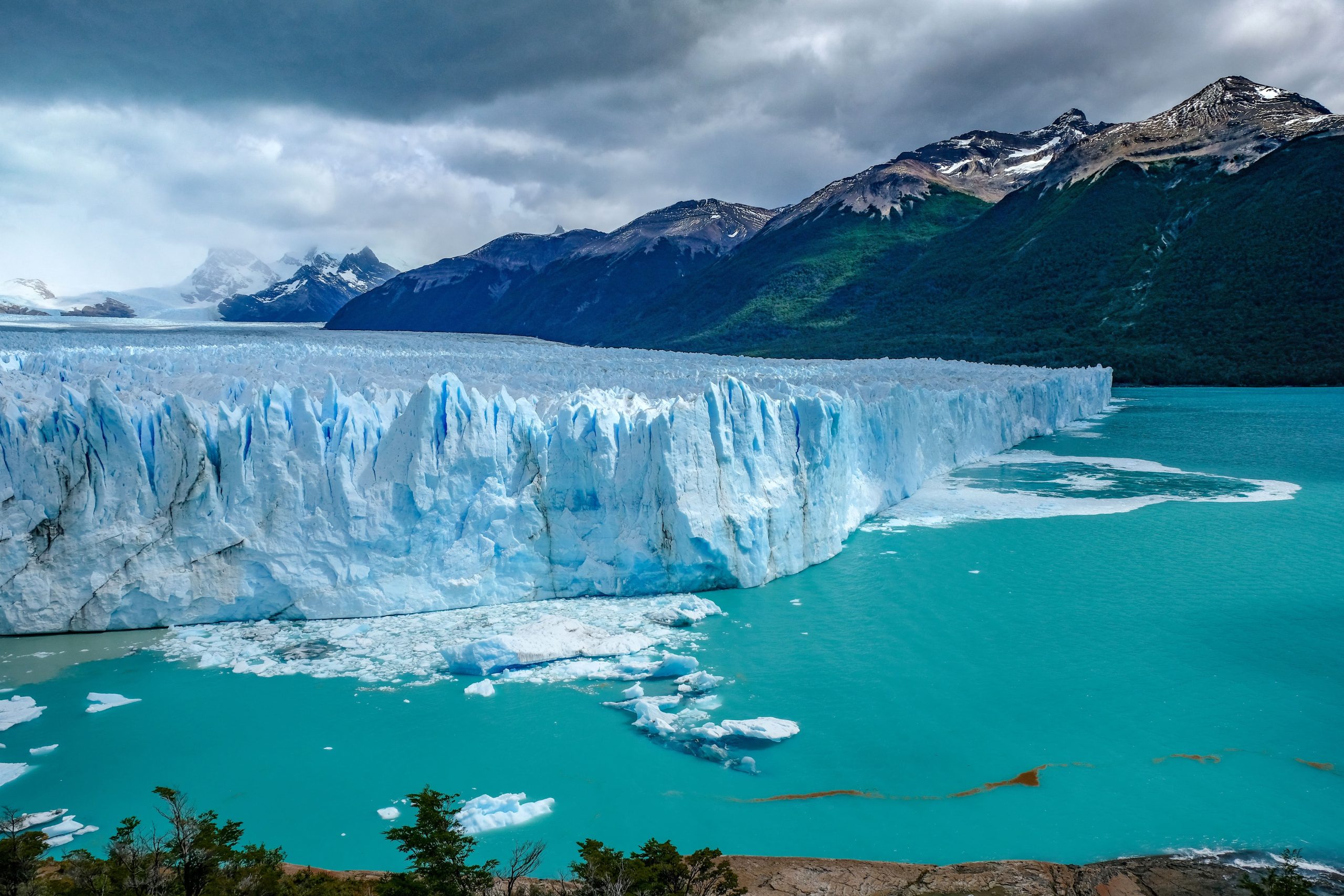 El glaciar Perito Moreno sobre el agua turquesa del lago Argentino, en la Patagonia